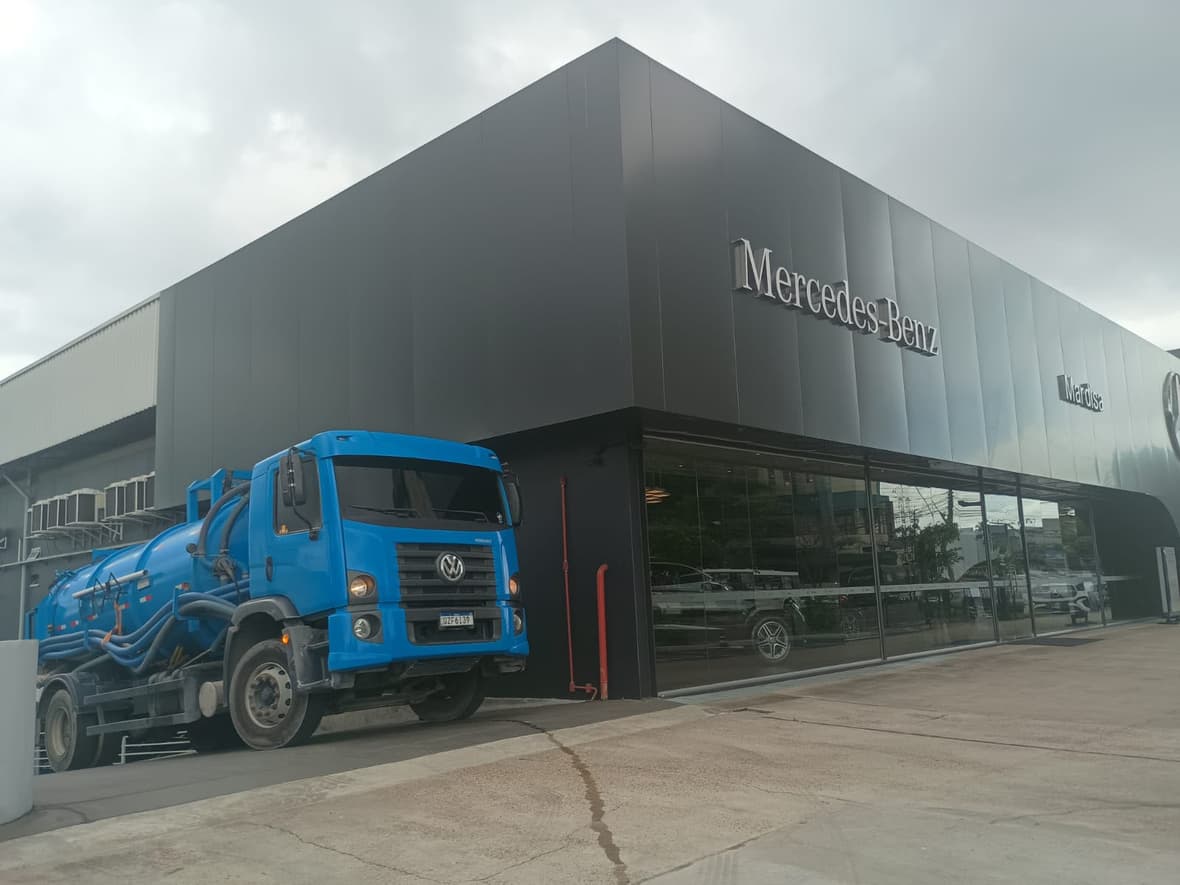 Caminhão atendendo empresa