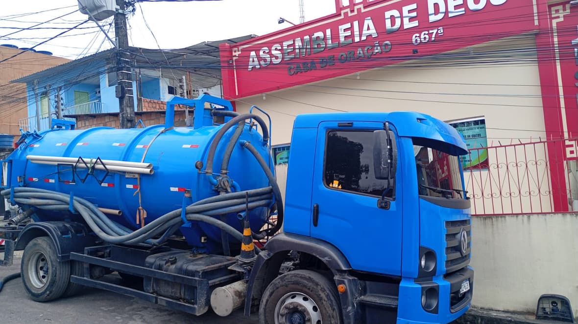 Caminhão limpa fossa em atendimento