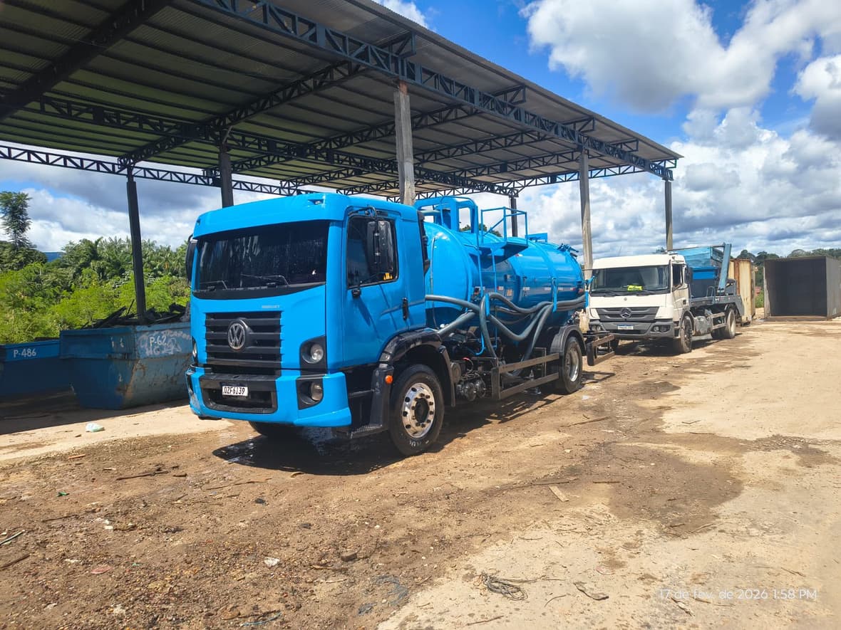 Frota de caminhões limpa fossa
